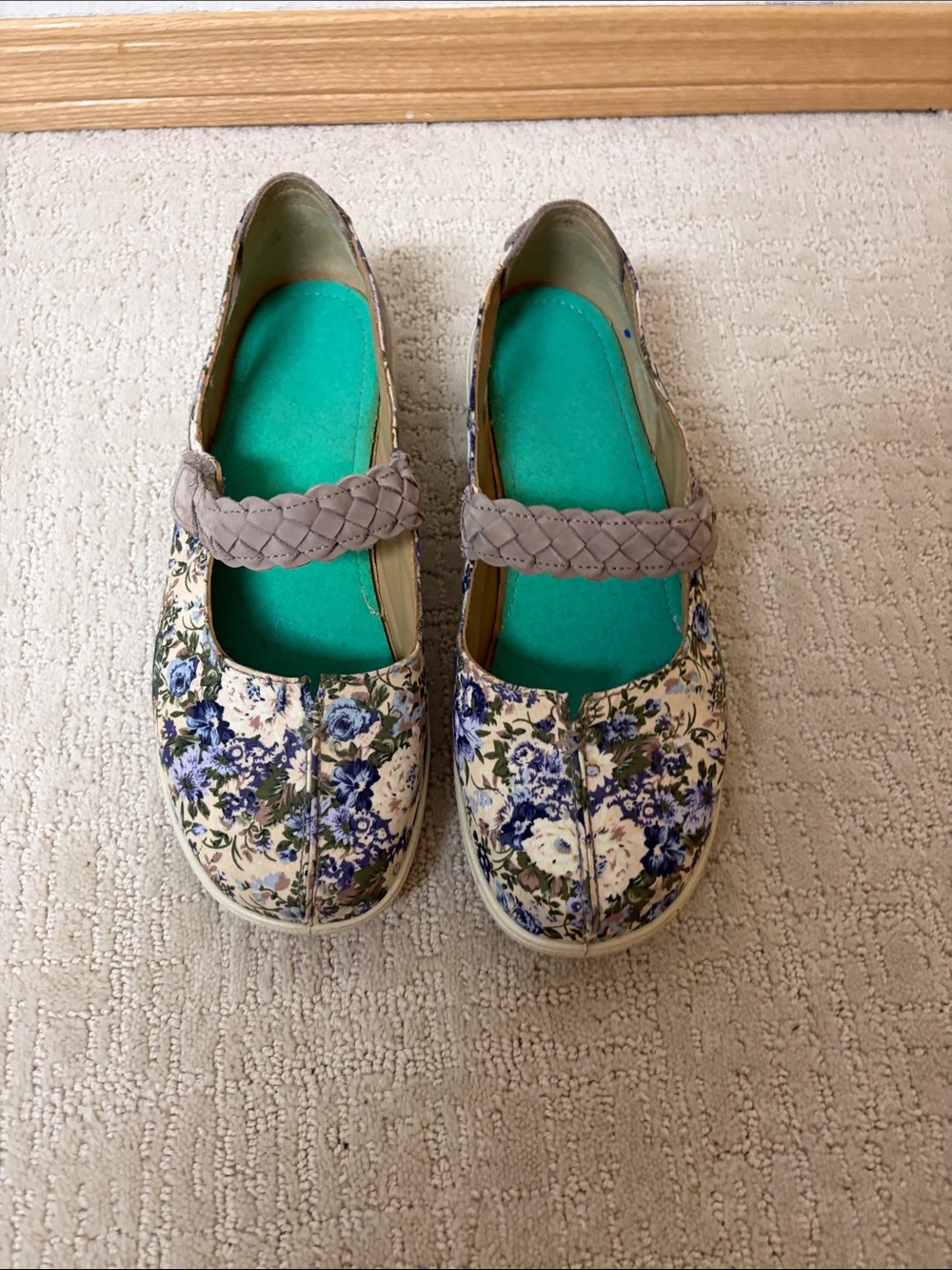Hotter Floral Mary Jane Shoes in gray with Blue Flowers women’s size 9